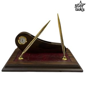 Ahşap Bordo Deri Saatli Kalemli Masa İsimliği